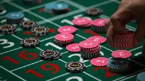 Studio dealer langsung SA Gaming dengan multi-kamera menampilkan meja blackjack profesional